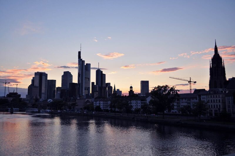 Stedentrip Frankfurt: Frankfurt wordt ook wel Mainhattan genoemd Frankfurt wordt ook wel Mainhattan genoemd