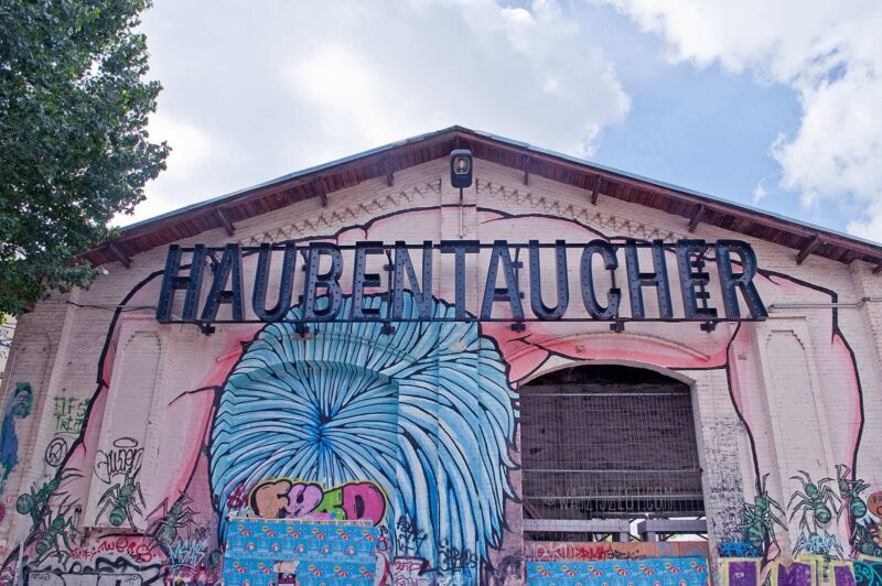 24 uur in Berlijn: het oude zwembad Haubentaucher op het RAW-gelände terrein 24 uur in Berlijn: het oude zwembad Haubentaucher op het RAW-gelände terrein