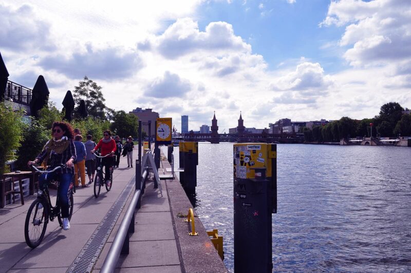 Wandelen langs de Spree in Berlijn, Duitsland