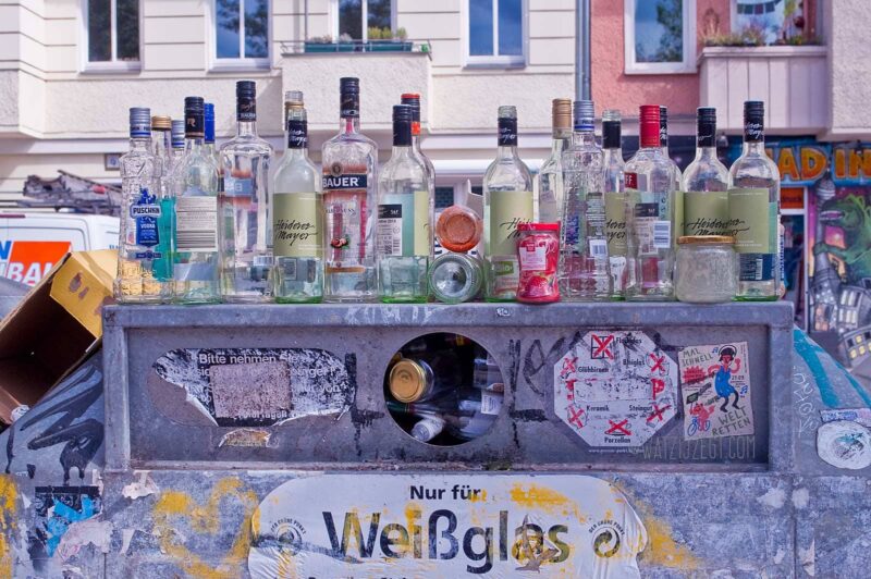 24 uur in Berlijn: lege flessen op een overvolle glasbak 24 uur in Berlijn: lege flessen op een overvolle glasbak