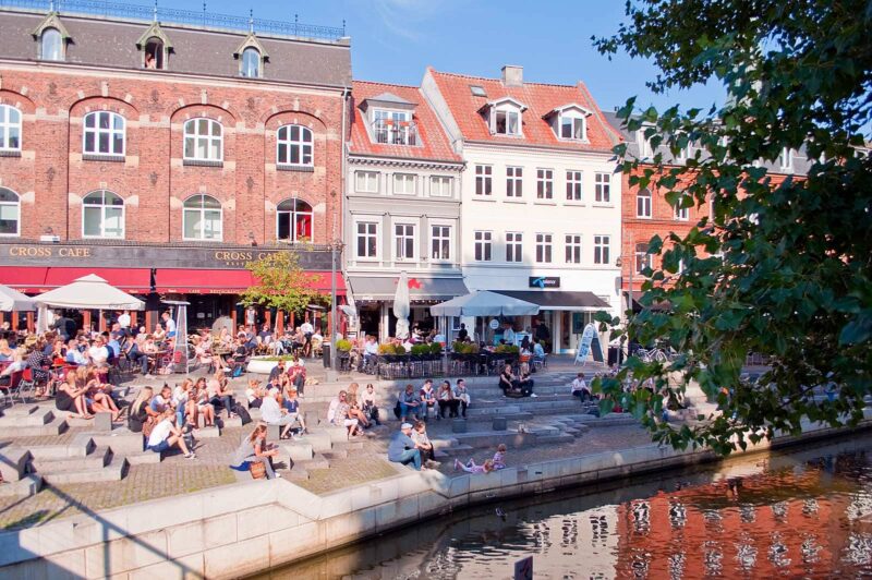 Aarhus: Gezellig aan de waterkant van Åboulevarden Aarhus: Gezellig aan de waterkant van Åboulevarden