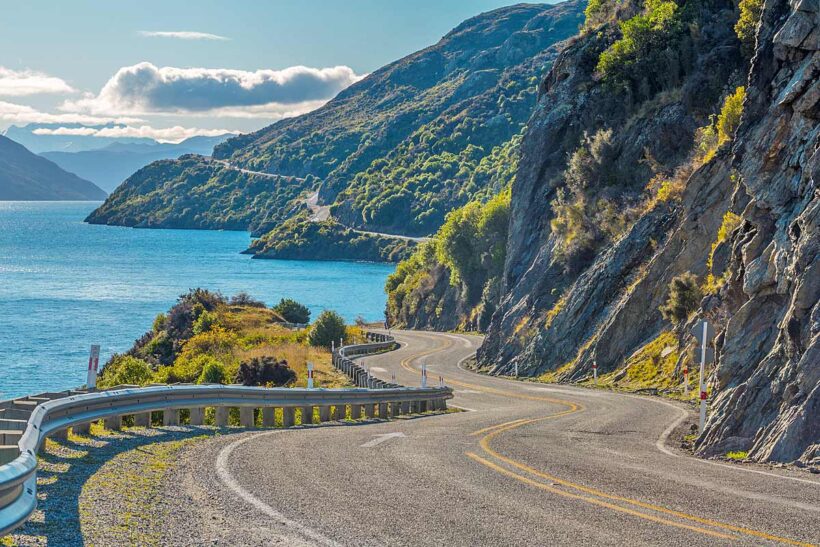 Roadtrip door Nieuw-Zeeland: Road along Lake Wakatipu, Queenstown, New Zealand (Shutterstock)