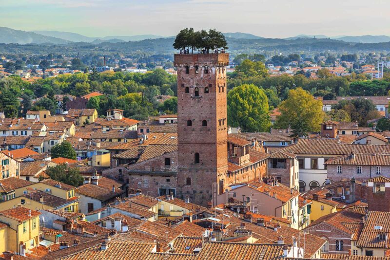 Mooiste stadjes Toscane: Lucca (foto via Shutterstock) Mooiste stadjes Toscane: Lucca (foto via Shutterstock)